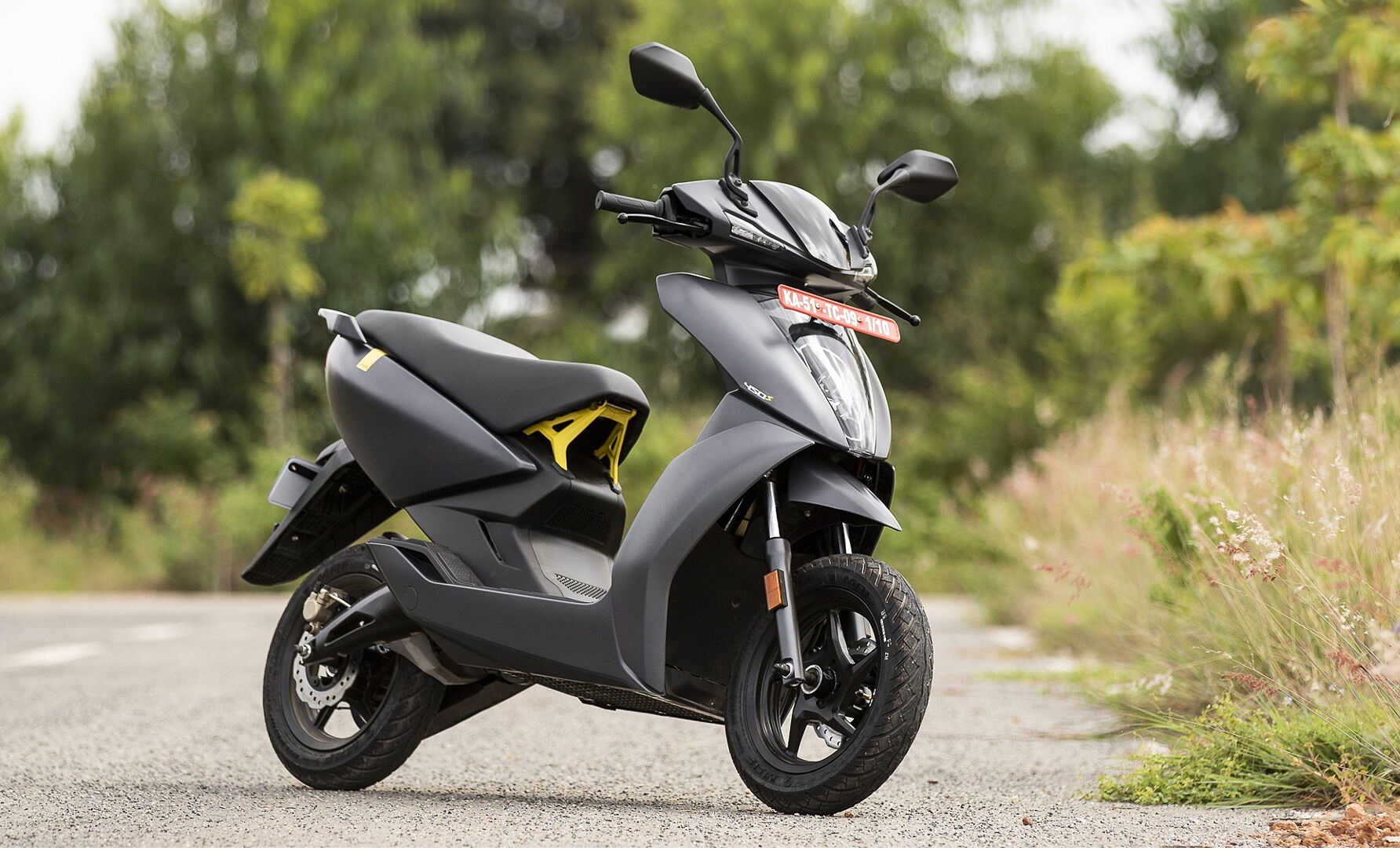Ather 450S Right Front Three Quarter Image